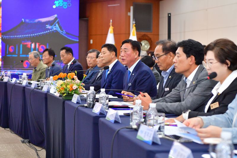 사진 = 장성군이 15일 전라남도와 ‘정책비전투어’를 개최했다. 발언 중인 김한종 군수