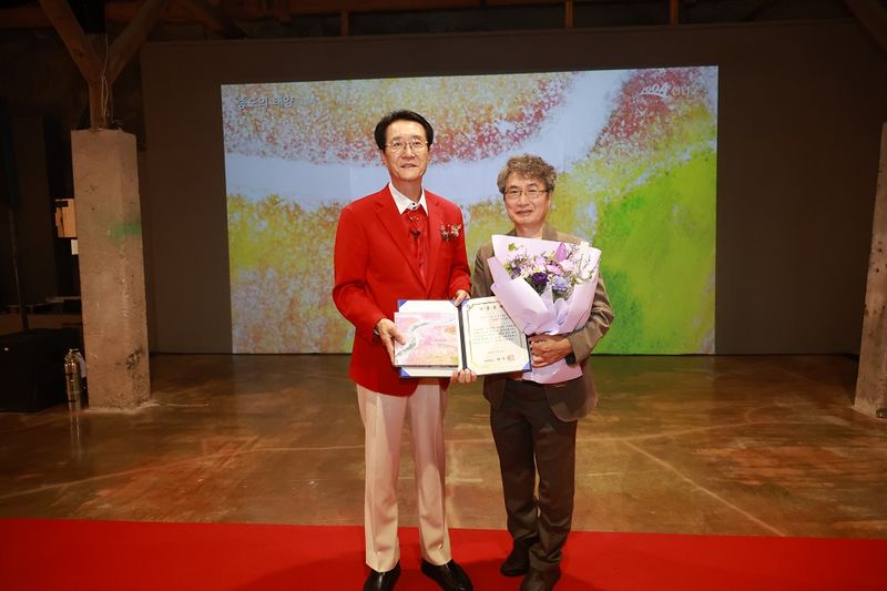 사진 = 한상표 작가가 <증도의 태양> 사진전 전시 작품을 설명하고 있다.