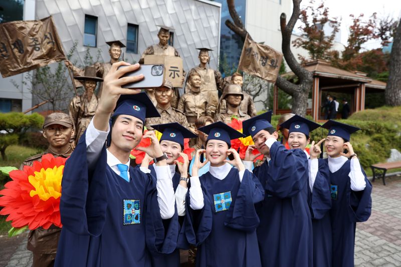 사진 = 지난 10일 유재욱 지파장이 신천지 광주교회 앞에서 열린 시온기독교선교센터 115기 수료식 홍보에 함께 하고 있다.