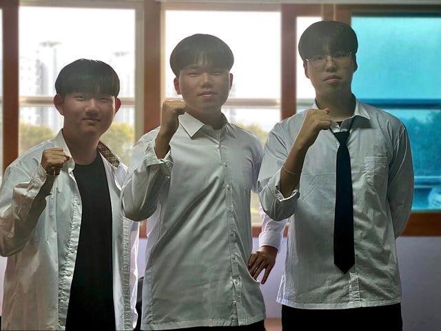 사진 = 광주 인성고 2학년 이승주·이현우·정동화 학생이 오물풍선을 추적해 회수할 수 있는 AI드론을 개발했다.(광주시교육청)