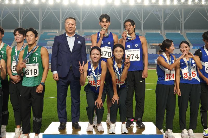 사진 = 전국체전 육상 신기록 수립 시상