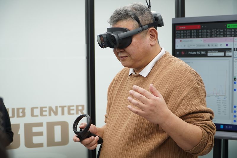 사진 = 메타버스 체험중인 관계자