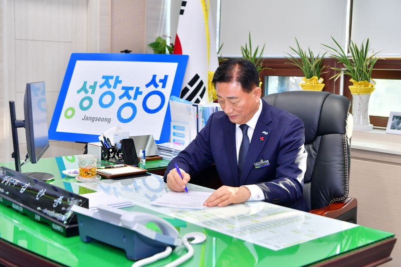 사진 = 김한종 장성군수가 새해 첫 결재로 '관광진흥조례 개정계획'에 서명하고 있다. 
