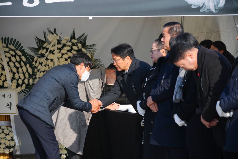 사진 = 코리아안전뉴스] 오명하 기자 = 강기정 광주광역시장이 제주항공 여객기 참사 합동분향소 조문하고 있다.