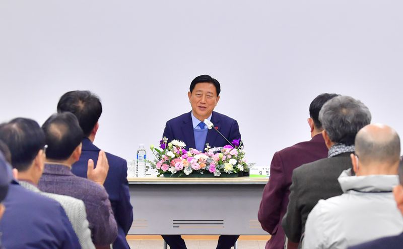 사진 = 지난해 군민과의 대화 현장. 중앙 김한종 군수