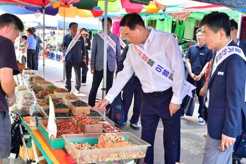사진 =지난 9월 장성군 '전통시장 장보기행사'에 나선 김한종 군수