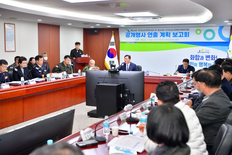 사진 =장성군이 8일 양대체전 공개행사 연출계획 보고회를 가졌다. 보고회를 주재 중인 김한종 군수(중앙)