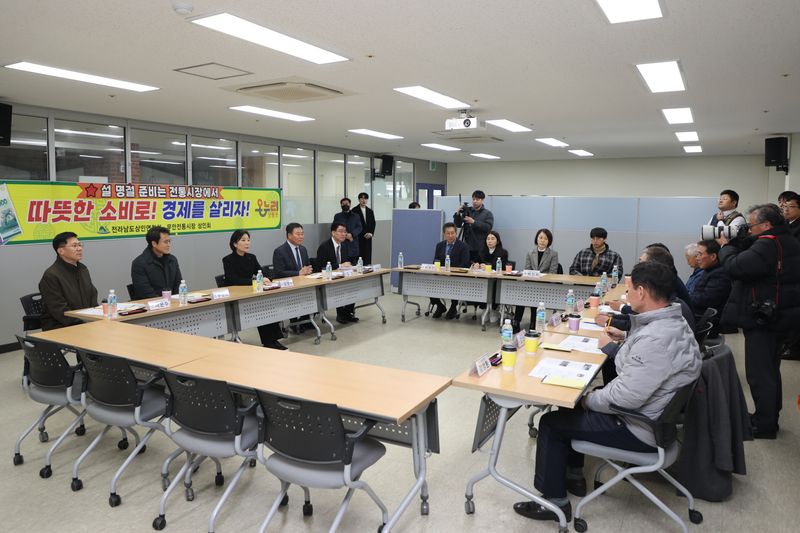 사진 = 오영주 장관과 김산 군수가 무안전통시장 간담회를 진행하고 있다