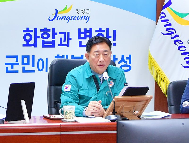 사진 = 지난 17일 민생안정대책을 논의 중인 김한종 장성군수