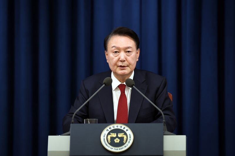 사진 = 윤석열 대통령이 지난 12월 3일 밤 서울 용산 대통령실 청사에서 긴급 대국민 특별 담화를 하던 모습이다. / 사진 = 대통령실 제공