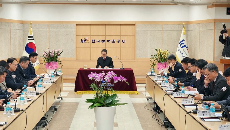 사진 = 15일 전남지역본부 6층 대회의실에서 업무보고를 받은 이병호사장은 급변하는 농어촌 환경변화에 대응하는 전남만의 의미있는 변화를 만들어줄 것을 주문했다 