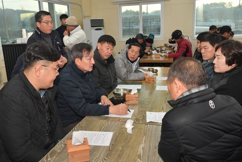 사진 = 이병노 담양군수, 설 앞두고 가축시장 현장 방문