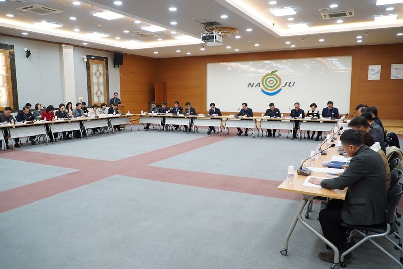 사진 = 전라남도 나주시는 지난 17일 시청사 대회의실에서 올해 첫 읍면동장 회의를 열어 민생안정과 지역 경제 활성화를 위한 대책을 논의했다. (사진제공-나주시)