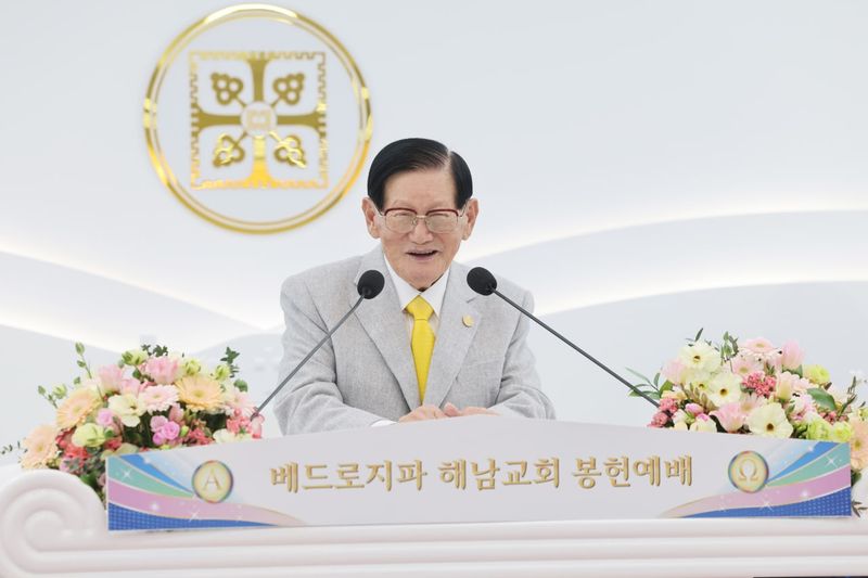 지난 23일 신천지 해남교회 봉헌예배에서 이만희 총회장이 설교하고 있다.