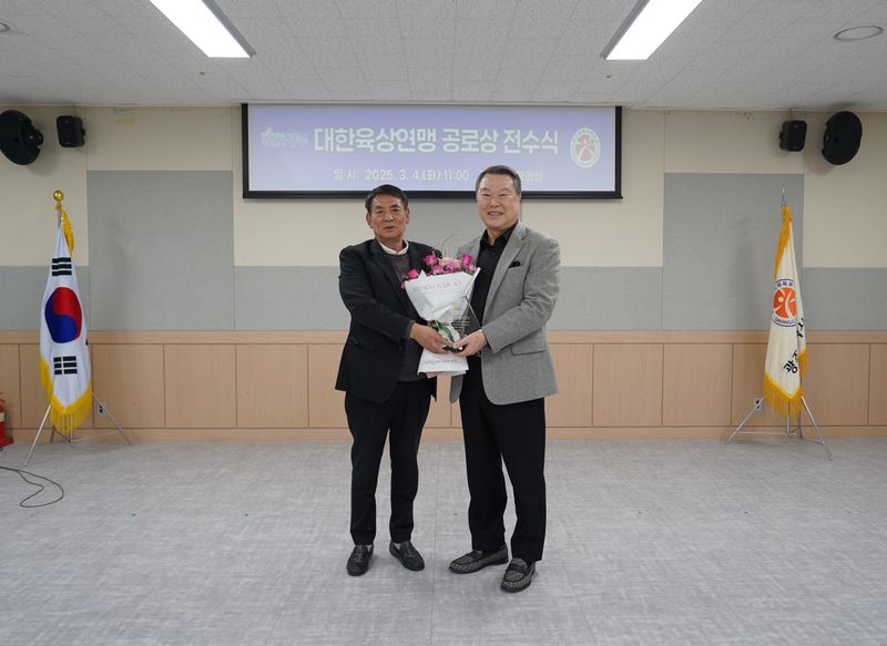 사진 = 전갑수 체육회장 대한육련 감사패 수상