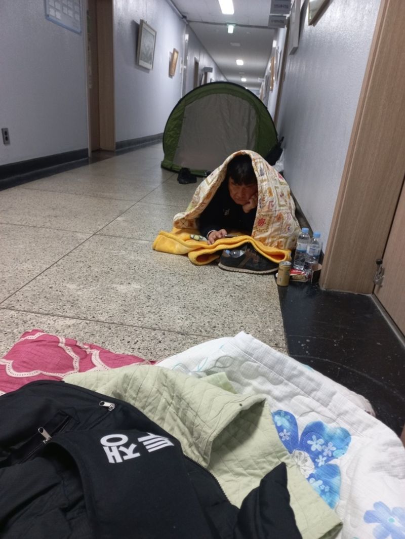 사진 = 광주 북구청장실 앞 새벽에 잠 못 이룬 주민(현금청산자)