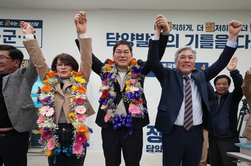 사진 = 담양군수 재선거에 당선된 조국혁신당 정철원 후보가 당선을 기뻐하고 있다. / 사진 = 당선인측 제공