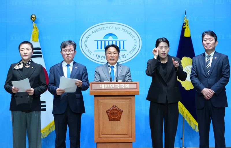 사진 = 강기정 광주시장이 국회서 ‘AI 도약’ 기자회견을 하고 있다.