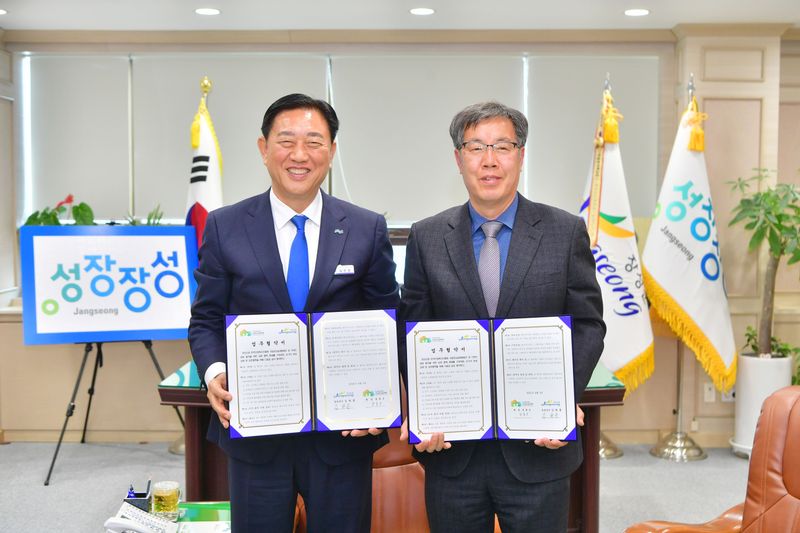 사진 = (좌측부터) 김한종 장성군수, 정종근 국립장성숲체원장