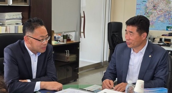 사진 = 사진 = 오민수 함평군사회단체협의회장(사진 오른쪽)과 윤진호 전라남도 기획조정실장이 면담을 나누고 있다.
