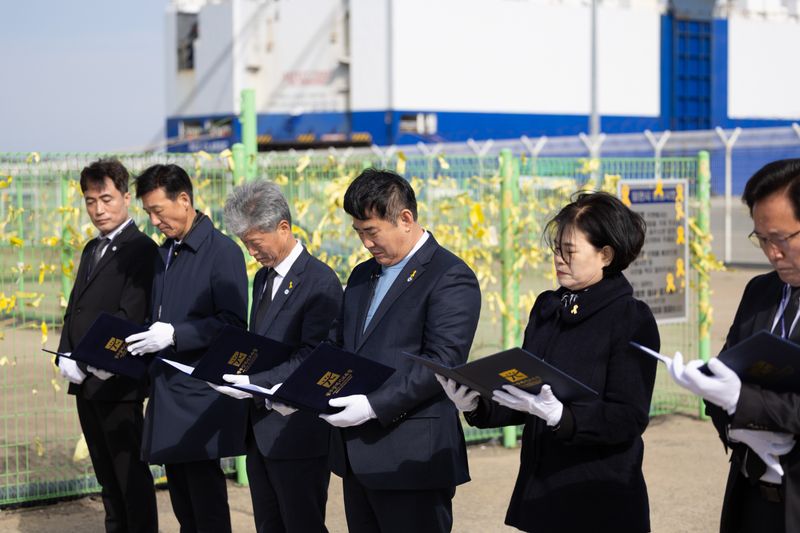 사진 = 광주시교육청이 14일 목포 신항만 세월호 인근에서 이정선 교육감을 비롯해 고인자 정책국장, 백기상 교육국장, 박준수 행정국장 등 직원들과 함께 세월호 참사 11주기 참배를 진행했다. 이정선 교육감을 비롯한 교육청 직원들은 이날 추도사를 낭독하며, 세월호 희생자를 추모했다. / 제공 광주광역시교육청