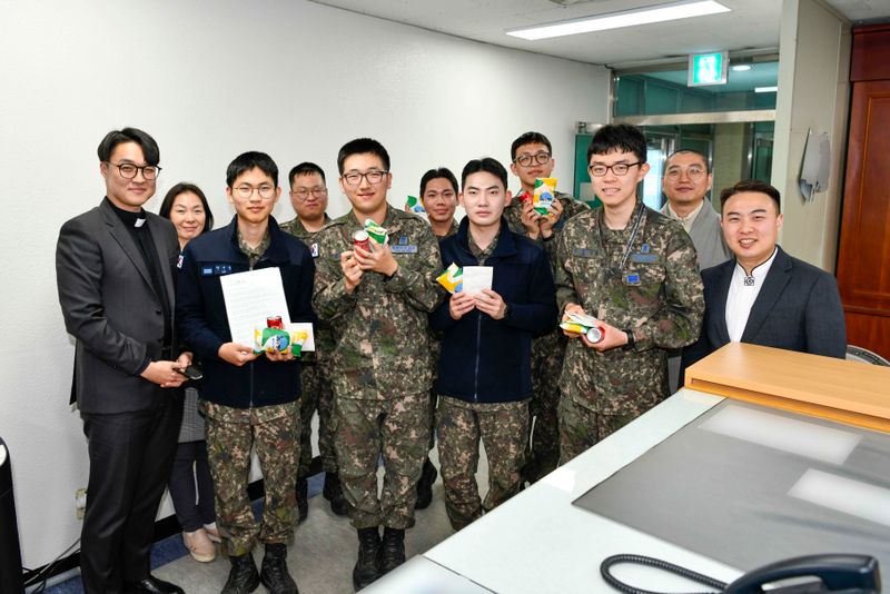 사진 = 공군 제1전투비행단은 3. 24.(월) ~ 4월 7일(월) 2주간 건강한 병영환경을 조성하고, 장병 상호 간 감사의 마음을 전하는 계기로 「군종실에서 대신 전해드립니다」프로그램을 진행했다. 사연자로 선정된 안시형 상병(왼쪽 두 번째)이 전우들과 함께 기념촬영을 하고 있다. (사진 = 상병 이준혁)
