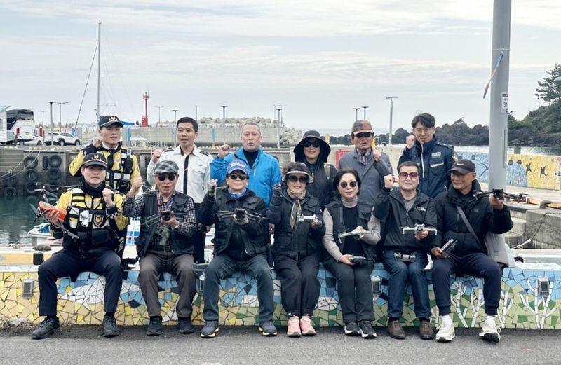 사진 = 제주 서귀포시니어클럽 소속 드론순찰대원 /사진제공 = 제주자치경찰단