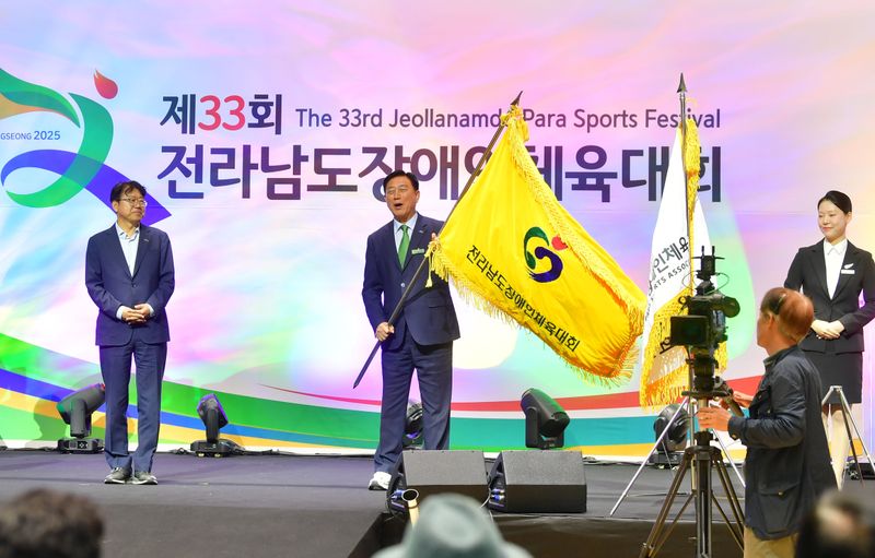 사진 설명 = 대회기를 들고 있는 김한종 장성군수