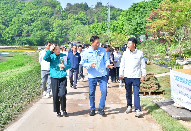 사진설명 = 7일 축제 현장 점검에 나선 김한종 장성군수(중앙)