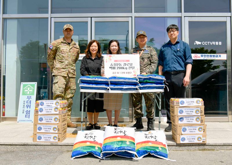 사진설명 = 사회복지시설 10곳을 찾아 쌀, 카네이션, 음료수 등 위문품을 전달