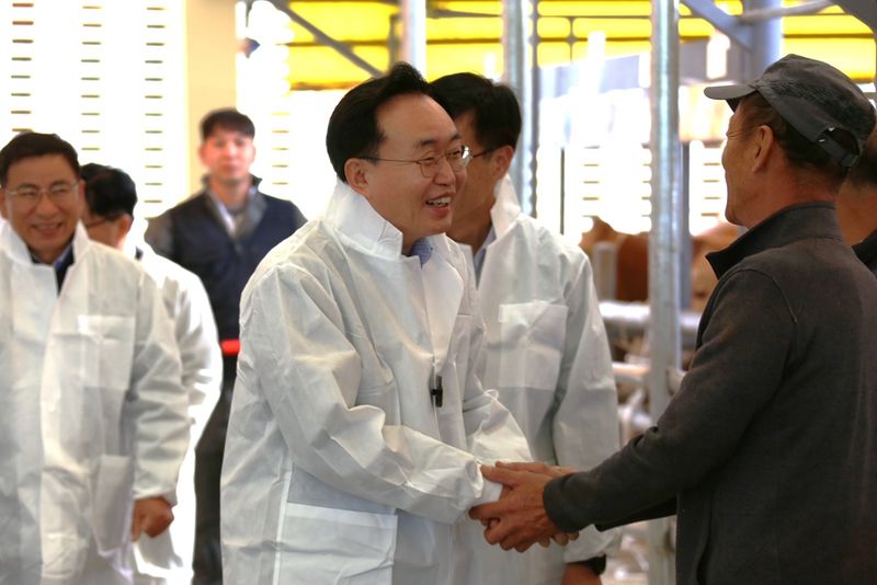 사진설명 = 윤병태 나주시장이 지난 7일 재개장한 나주축협 가축시장을 방문해 경영에 어려움을 겪는 한우 농가들을 격려했다.