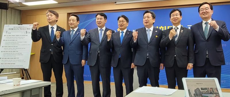 사진설명 = 기자회견 단체사진