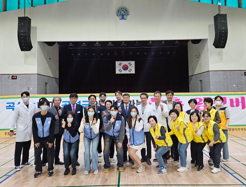 사진설명 = 농촌 어르신 위한 ‘왕진버스’ 의료서비스 제공