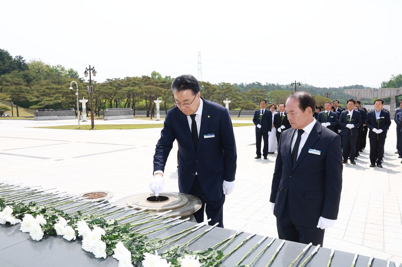 사진설명 = 구복규 화순군수가 5·18민중항쟁추모탑 앞에서 헌화 후, 분향하는 모습
