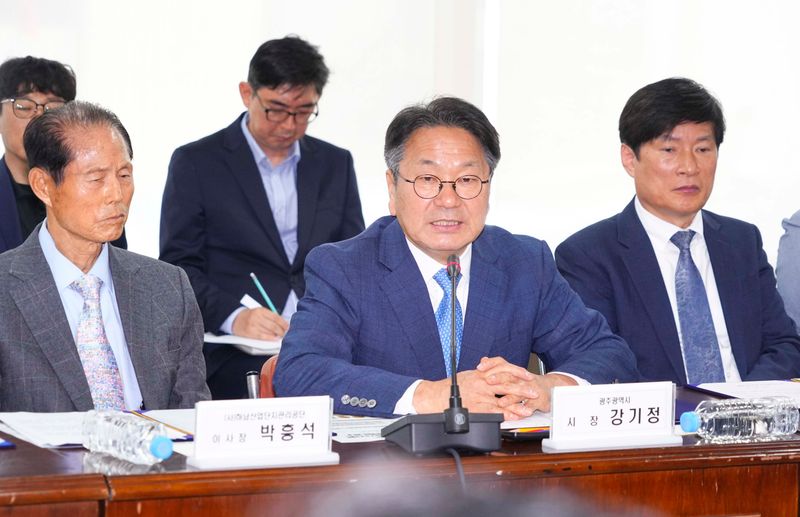 사진설명 = 강기정 광주광역시장이 13일 오전 광산구 하남근로자종합복지관에서 열린 '근로자·소상공인 투표참여 보장약속' 행사에 참석해 인사말을 하고 있다