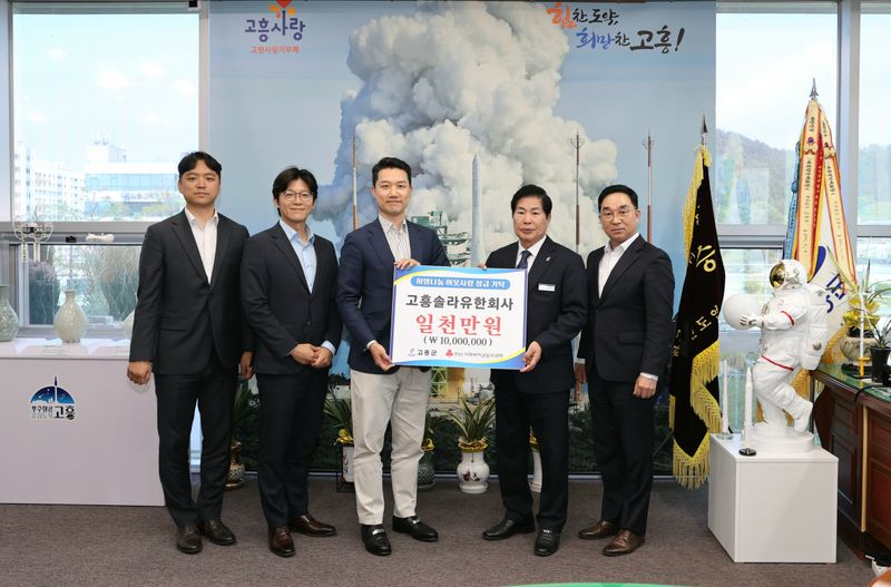 사진설명 = 고흥군, 고흥솔라유한회사로부터 1천만 원 장학금 기탁받아 - 왼쪽부터 오진우 차장, 김종석 상무, 조언우 부대표, 공영민고흥군수, 서재택 상무
