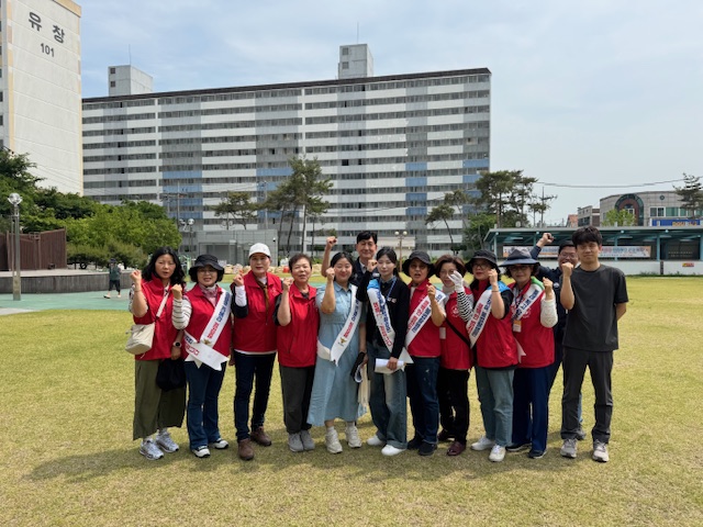 사진설명 = 공중화장실 불법촬영카메라 합동점검반 기념사진(민간탐지전문업체, 군민참여단, 화순경찰서)