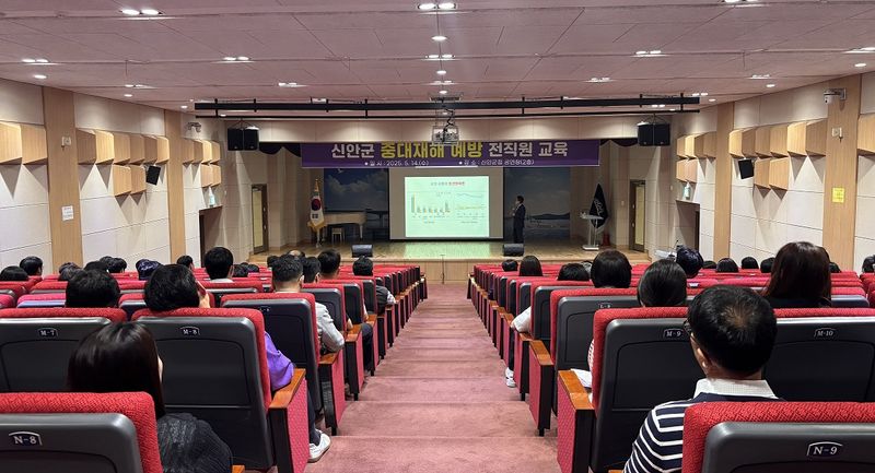 사진설명 = 안전보건공단 강사가 전 직원 교육을 진행하고 있다.