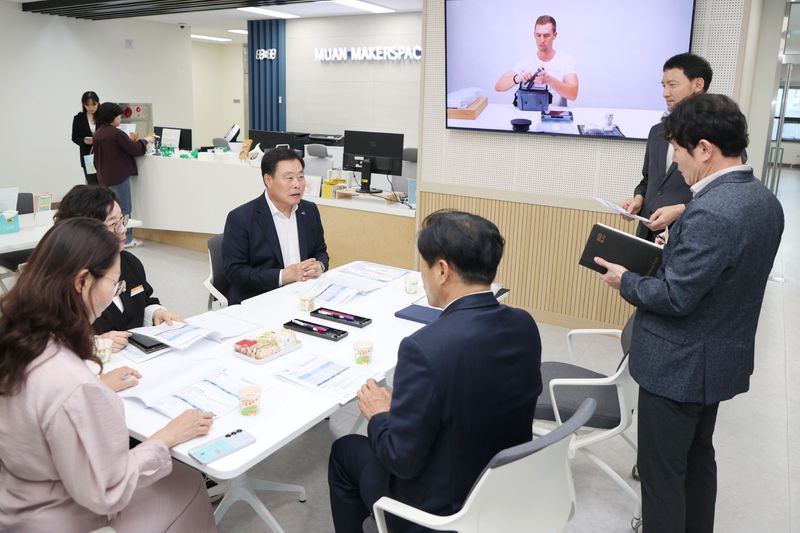 사진설명 = 무안군 메이커스페이스 일반랩을 방문한 김산 군수