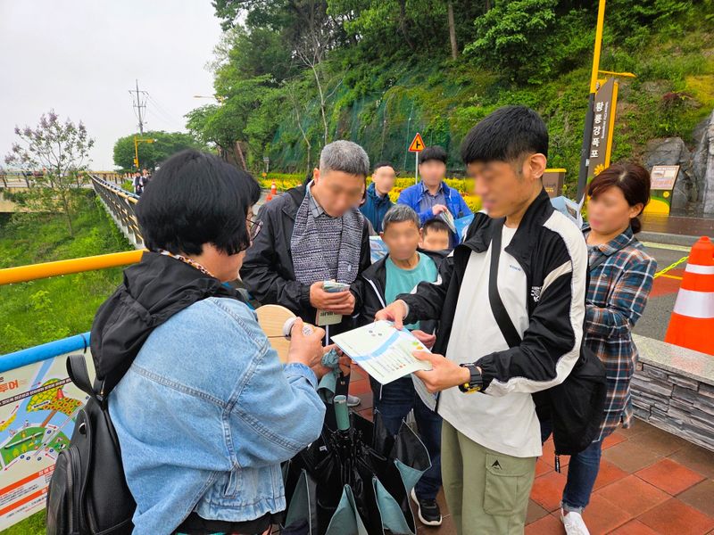 사진설명 = 지난 장성 황룡강 길동무 꽃길축제 기간 열린 '스탬프 투어' 현장