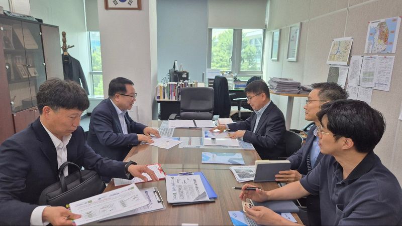 사진설명 = 정헌율 시장(사진 왼쪽 위)이 농림축산식품부를 방문해 예산 반영을 건의