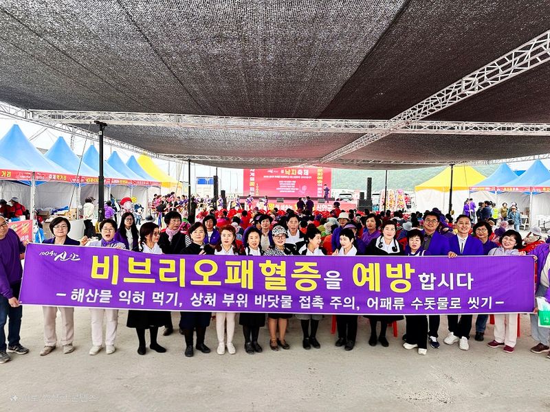 사진설명 = 지난 23일, 섬 낙지축제에서 감염병 예방 홍보를 하고 있다.