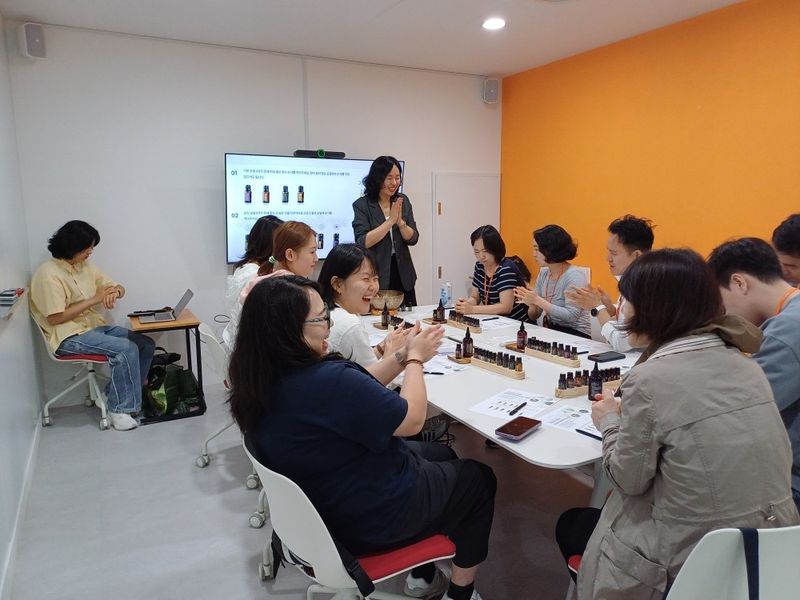 사진설명 = 공직자들이 마음건강 증진을 위해 정원워케이션 체험프로그램 향기테라피에 참여하고 있다