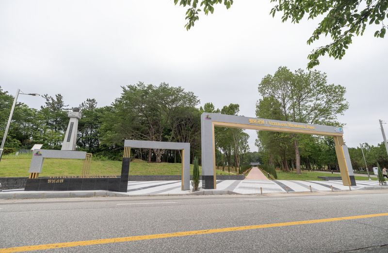 사진설명 = 익산 팔봉 군경묘지,