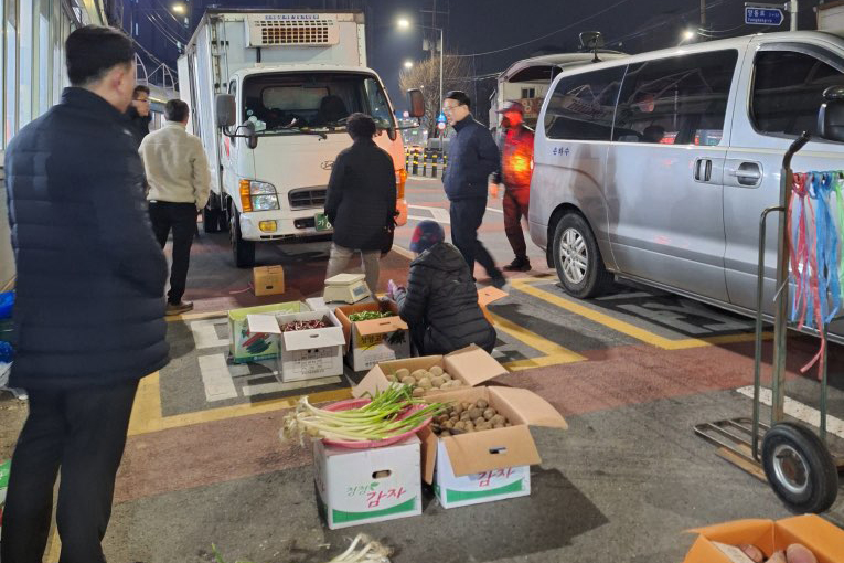 사진설명 = 서구, 서부서와 양동시장 불법 노점 합동 단속