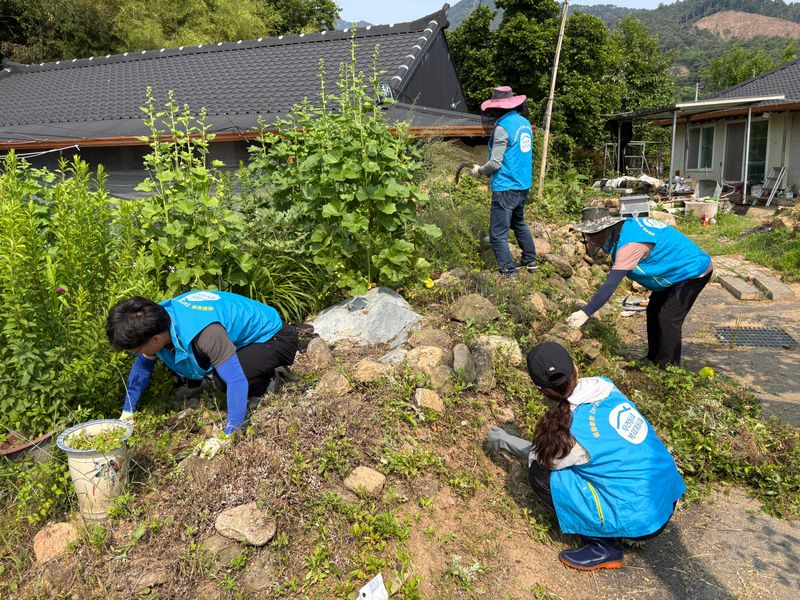 사진설명 = 주거환경 개선사업을 하고 있는 곡성읍 우리동네 복지기동대원들