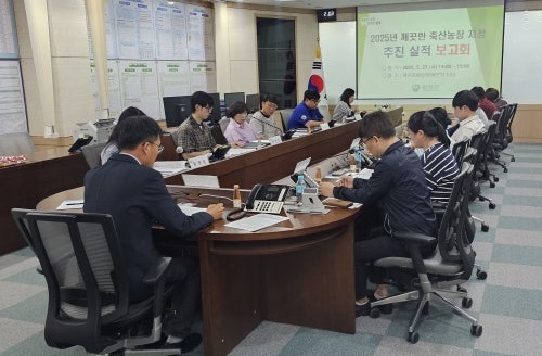 사진설명 = 군청 재난종합상황실, 축산과 및 읍면 직원 회의 모습