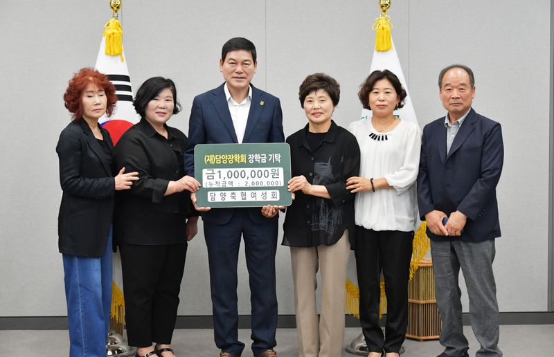 사진설명 = )담양축협여성회, 장학회에 100만 원 전달… 대나무축제 수익금 기부