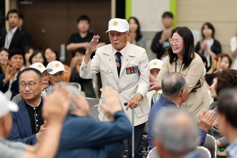 사진설명 = 호국 보훈의 달을 맞아 5일 윤상원홀에서 개최한 상생공유마당에서 올해 100세를 맞은 이돈석 어르신에게 감사를 담은 박수를 보내고 있다.