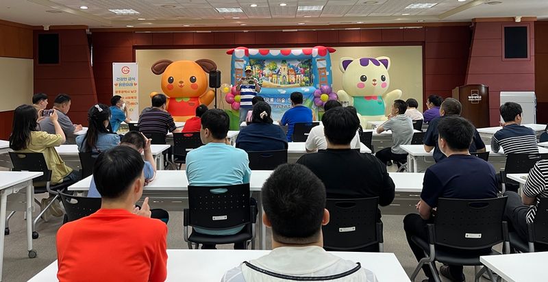 사진설명 = 인형극 ‘뚱뚱해진 빨간모자’ 공연…균형 잡힌 식사와 올바른 식습관 중요성 알려